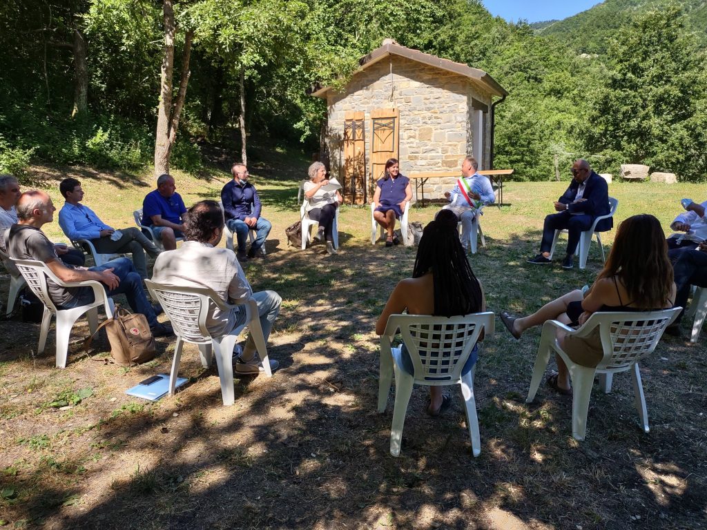 Discussione con gli invitati all'evento presso l'Ecopark di Casteldelci